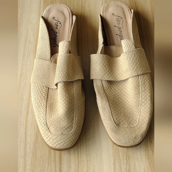 Free People at Ease Beige Tan Suede Leather Snakeskin Loafer Mule Sz 39 US 8-8.5 - Picture 1 of 6
